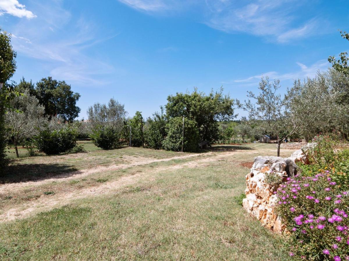 Secluded Apartment In Pore With Garden Porec Exterior photo