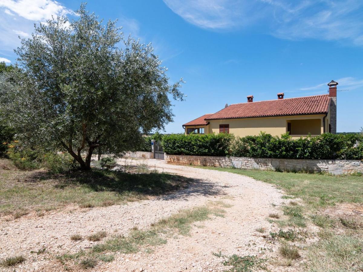 Secluded Apartment In Pore With Garden Porec Exterior photo